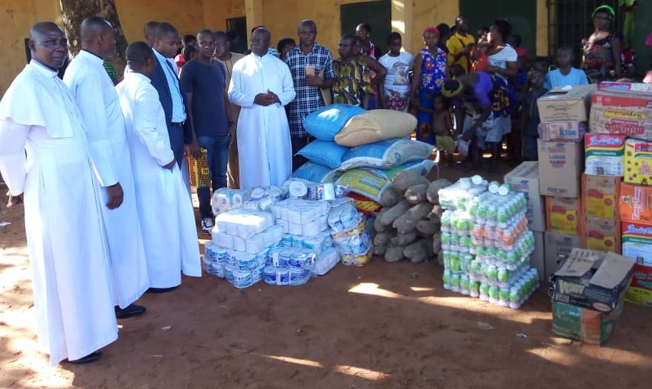 Diocese on the Niger Donates Relief Materials to Persons Affected By Flood In Anambra