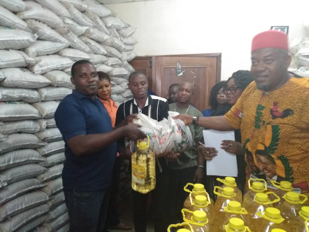 Yuletide: ABS Staff Receive Bags Of Rice From Anambra Govt, Vegetable Oil  From Mgt