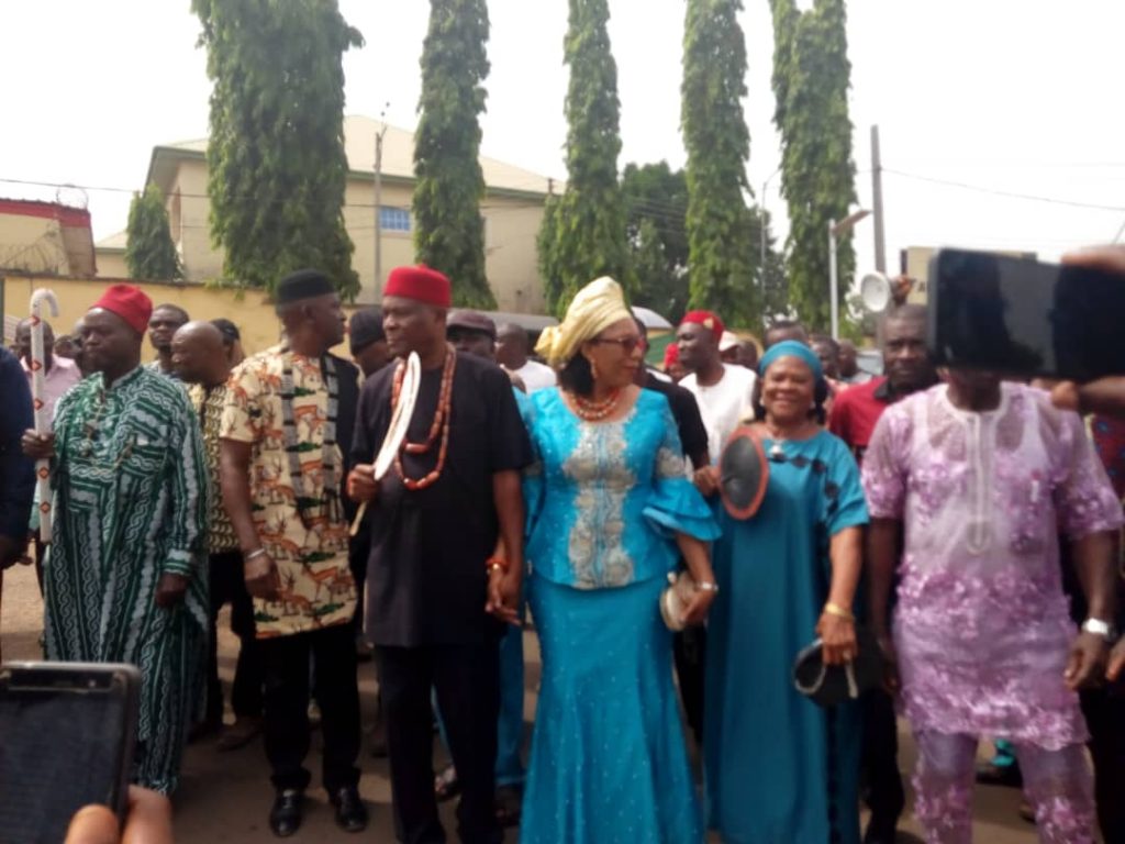 Amawbia Community Presents Igwe Elect Molokwu To Awka South LG Council