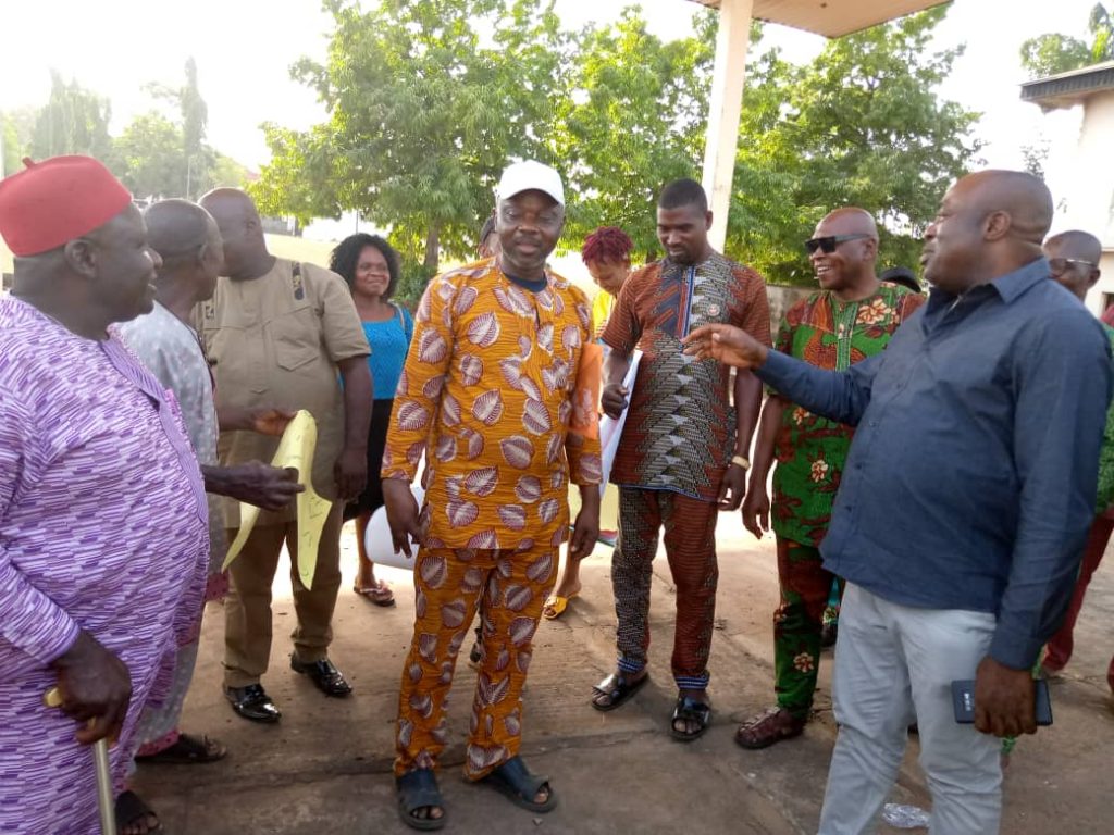 Ochanja Market Traders Stage  Peaceful Demonstration At Govt House Awka Over Leadership Issues