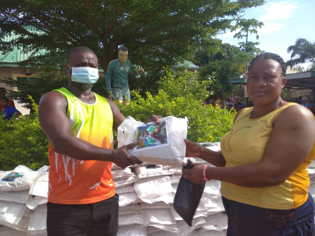 Former Super Eagles Striker  Emmanuel Emenike Distributes Food Items To Vulnerable Persons In Aguleri, Anambra East Council Area