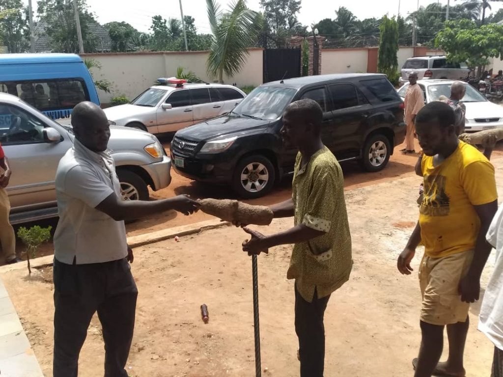 Igwe  Egwuonwu  Distributes Tubers Of Yam,  Cash To Indigent Members Of Umuawulu Community, Awka South Council Area