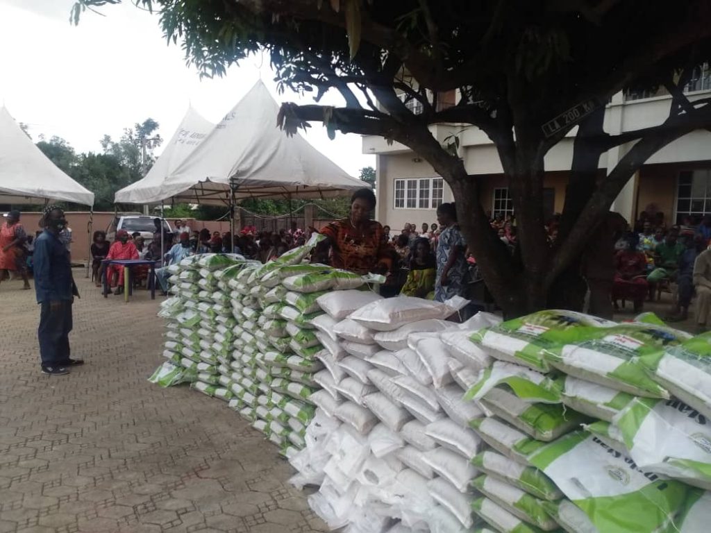 Igwe Rowland Odegbo Gives Succour To Over 1000 Indigent Persons In Nteje Community, Oyi Council Area