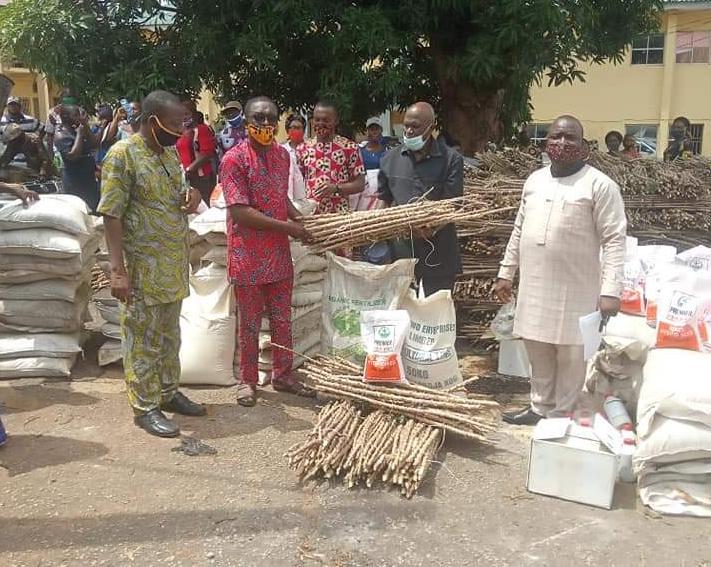 200 Farmers Receive Farm Input From Anambra State Govt At Neni Anaocha Council Area