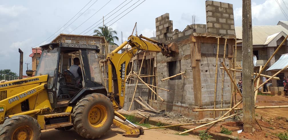 Anambra State Govt Demolishes Building Under High Tension  Cables  At Nnewi,  Marks Others For Deficiencies