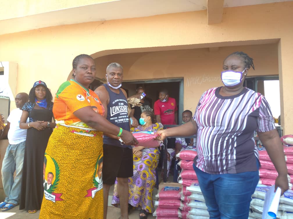 APGA VC,  Nnatunya Distributes  Bags Of Rice,  Cash To Ward Chairmen ,Woman Leaders , Others  In Anambra North