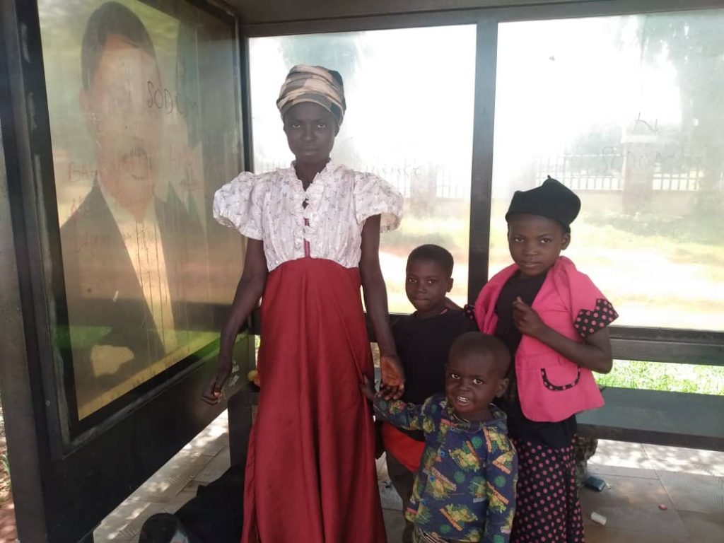 Woman, Three Children Stranded  At ABS Bus Stop Awka, After  Sneaking Into Anambra From Cross Rivers State