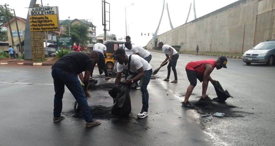 #EndSARS Protests: Anambra Youths Clean Streets Of Awka