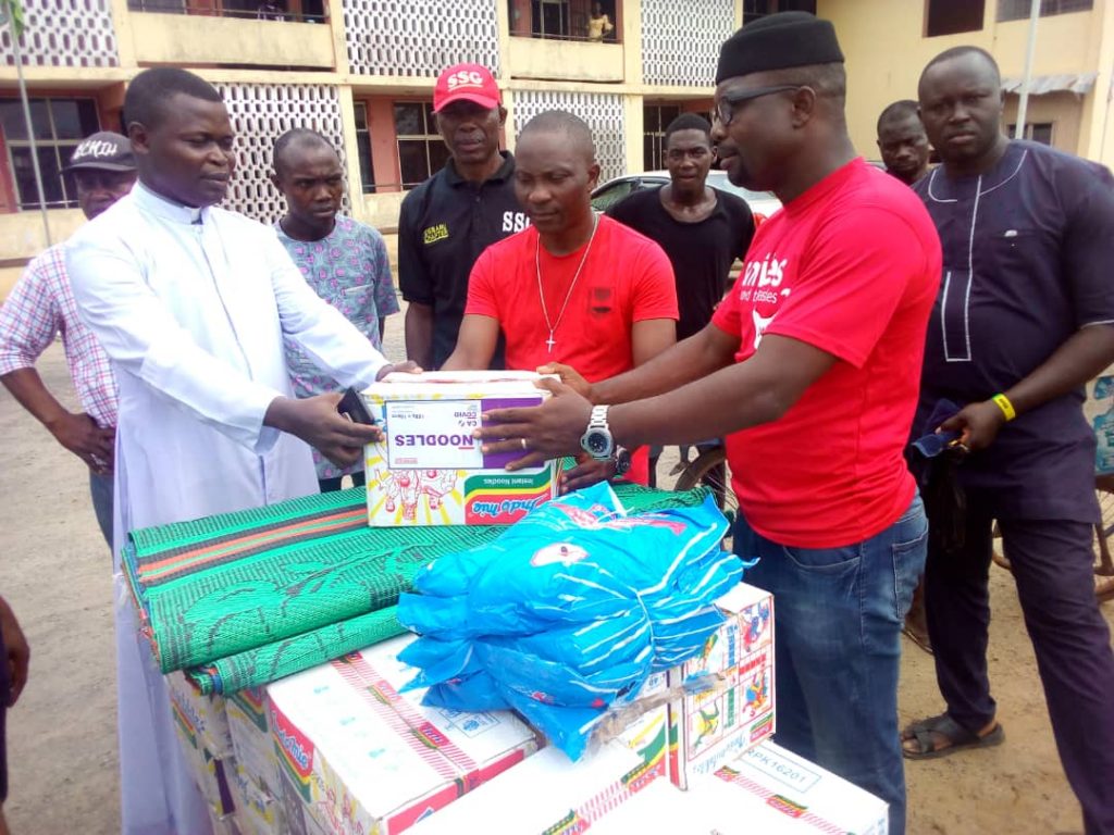 Flood: Anambra  SEMA Distributes Relief Materials To 16 Communities In Ogbaru