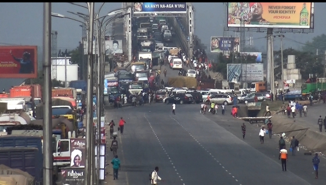 Lorry Drivers Block Asaba – Onitsha Expressway Over Death Of Member