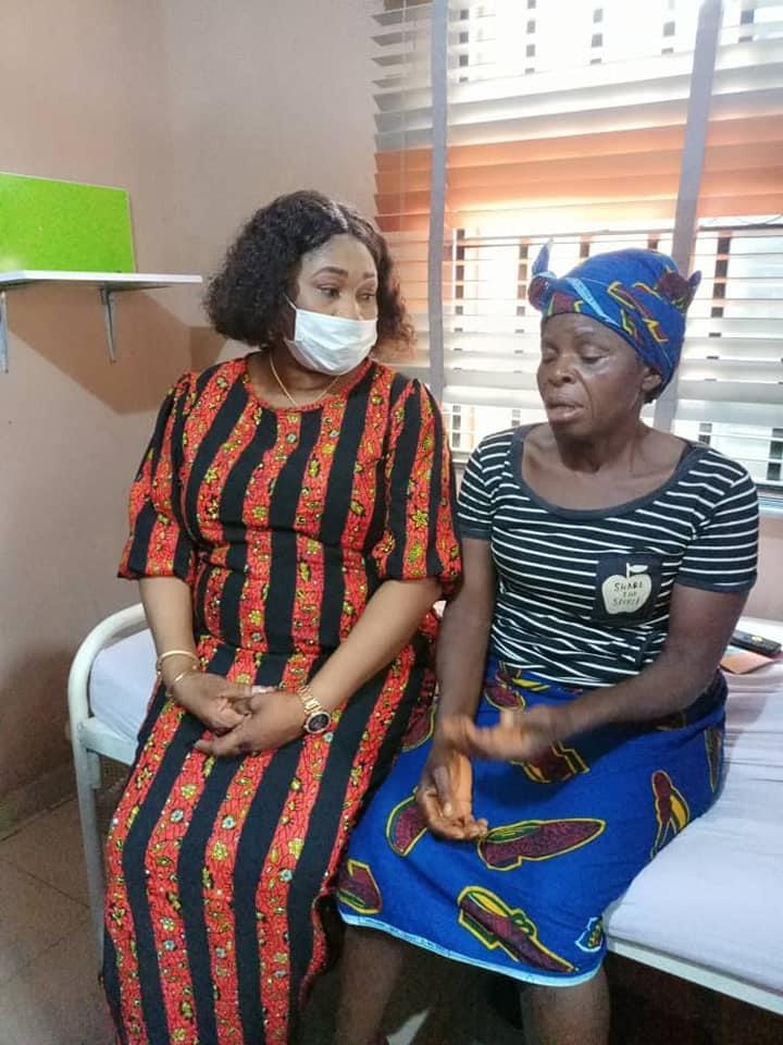 Anambra Women Affairs Commissioner Mezue Visits Victim Of Domestic Violence  Mrs Okoye At Ogidi, Idemili North Council Area