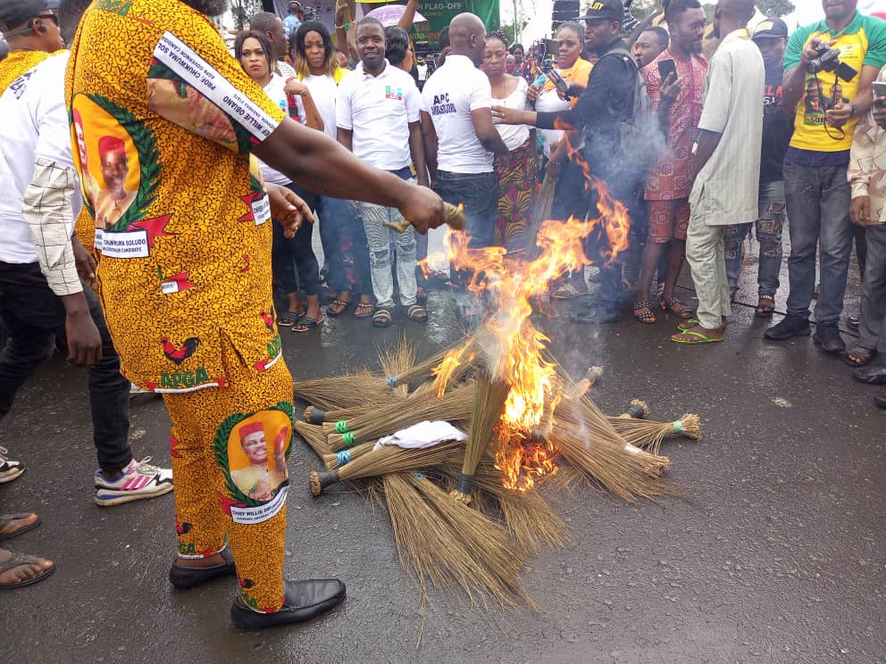 Hundreds Of APC Members Decamp To APGA