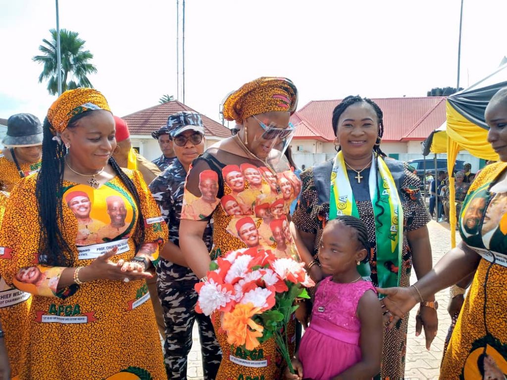 LG Tour: Mrs Obiano Gives  Succour To Over 1000 Beneficiaries In Anaocha , Aguata Council Areas