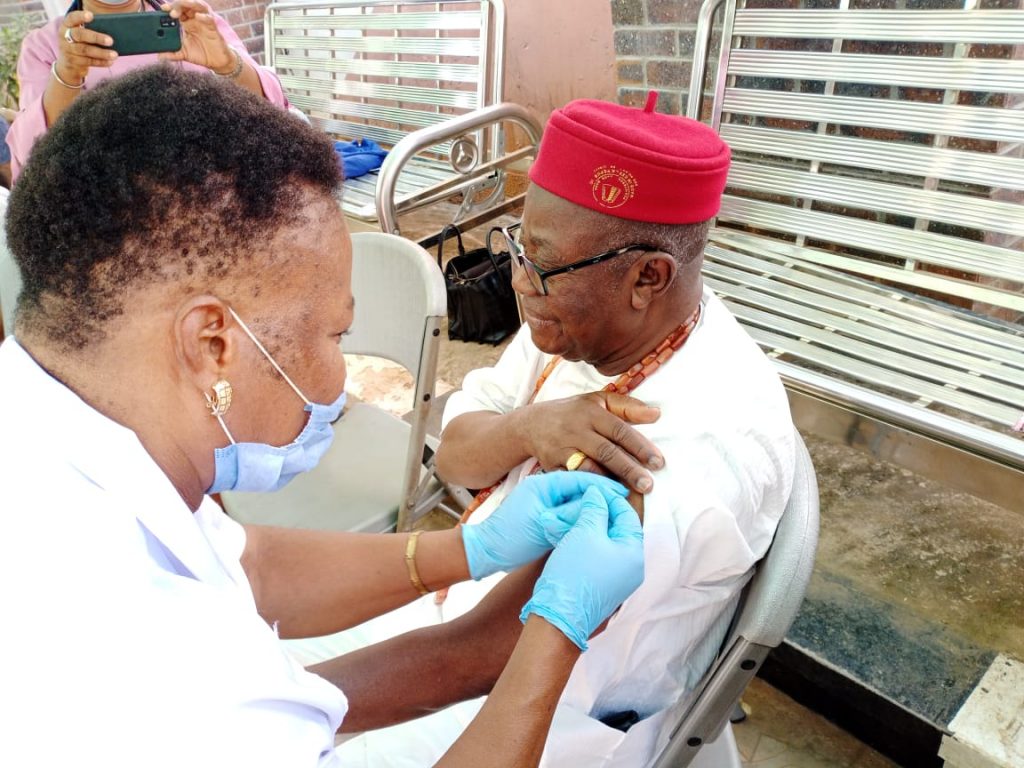 COVID -19: Traditional Ruler Of Enugwu – Ukwu Igwe Ekpeh, Wife, Others Receive Vaccine Booster Doses 