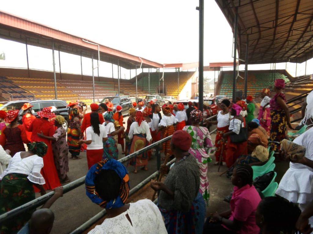 Yuletide: Otu Odu Eze Royal Society Enugwu – Ukwu Distributes Bags Of Rice, Cash Gifts To Indigent Widows 