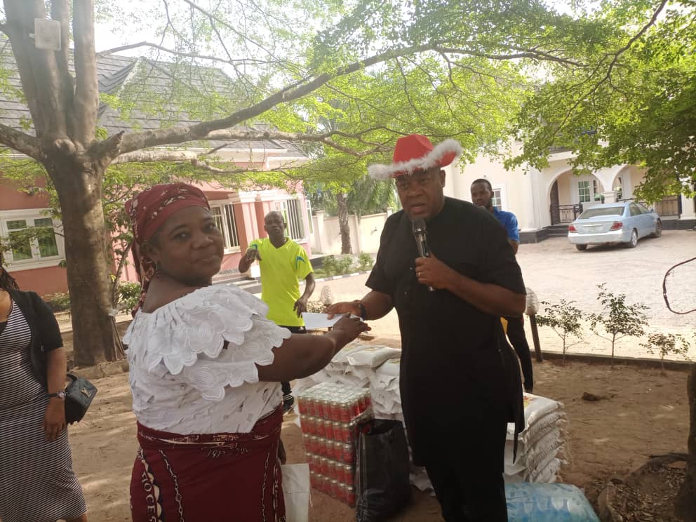 Yuletide: ABS MD/CEO  Nworah Gives Succour To  Over 150 Women Of  Umuakwu Village, Enugwu – Ukwu, Njikoka Council Area