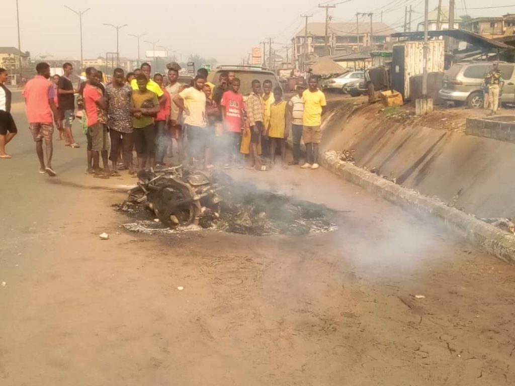 Two Alleged Armed Robbers Burnt By  Onitsha Residents