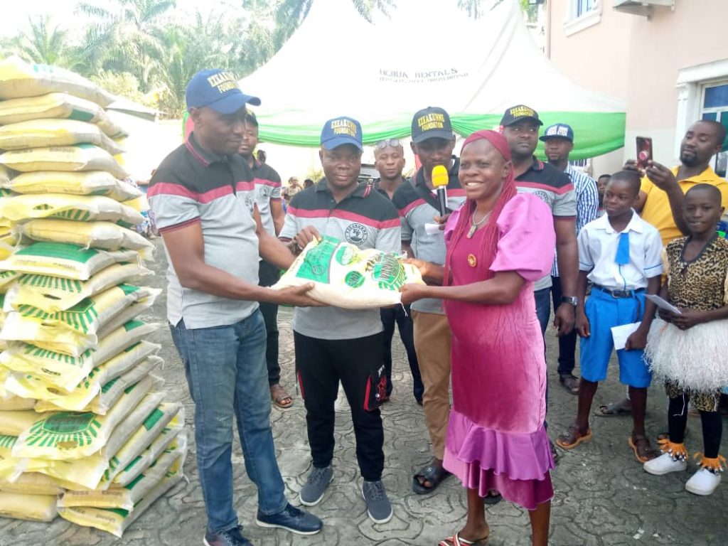 Yuletide: Ezeakunne Foundation Gives Succour To Over 100 Indigent Persons In Onne Orumba South Council Area