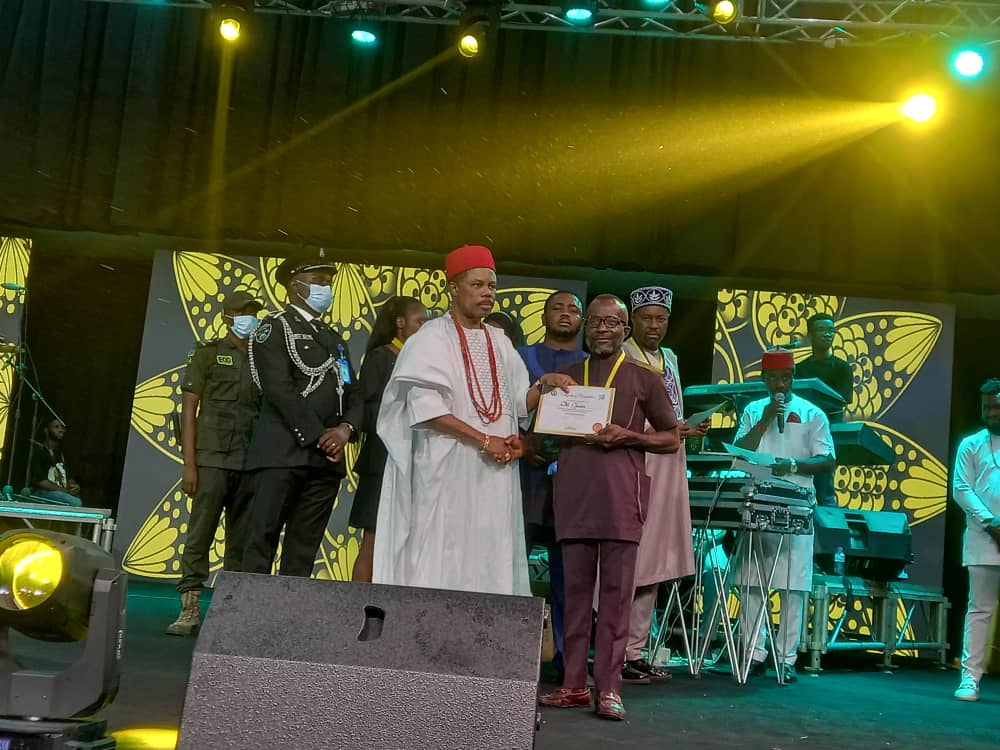 Obiano Honours His Photographer, Nwosu With  Award