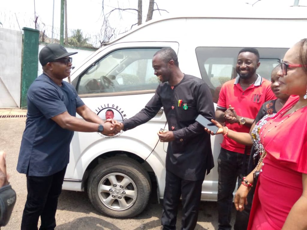 Obiano Presents 18-Seater Bus To Anambra State Chapter Of NUJ