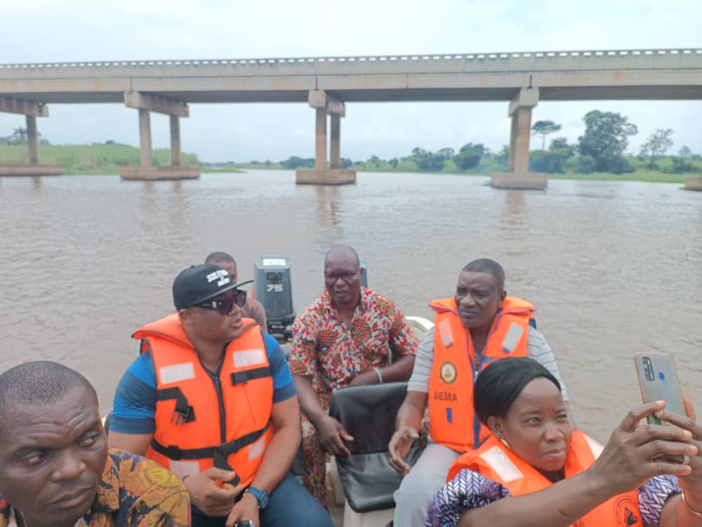 Anambra State Govt Clears Water Hyacinth From Omambala Bridges.