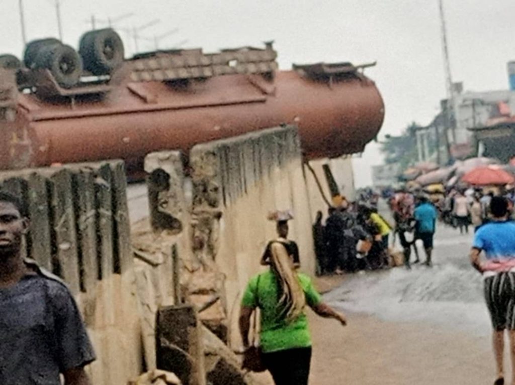 Anambra State Fire Service Averts Disaster  As Petrol Tanker Falls At Nkpor New Parts Flyover