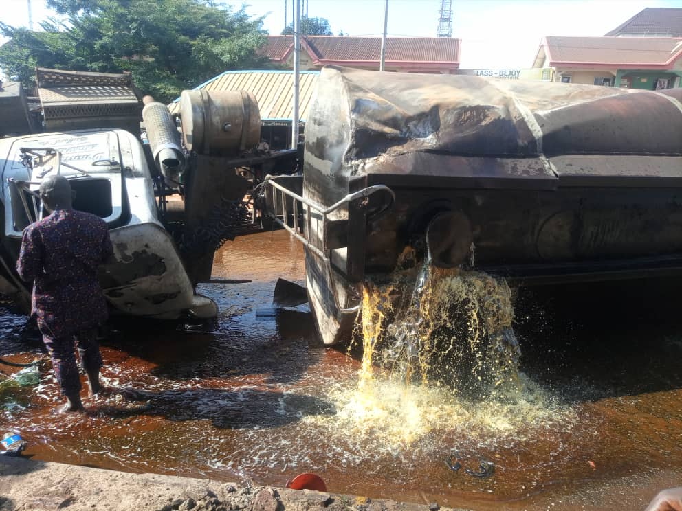 Disaster Averted In Awka As Soap Oil Tanker Falls At Arroma Junction