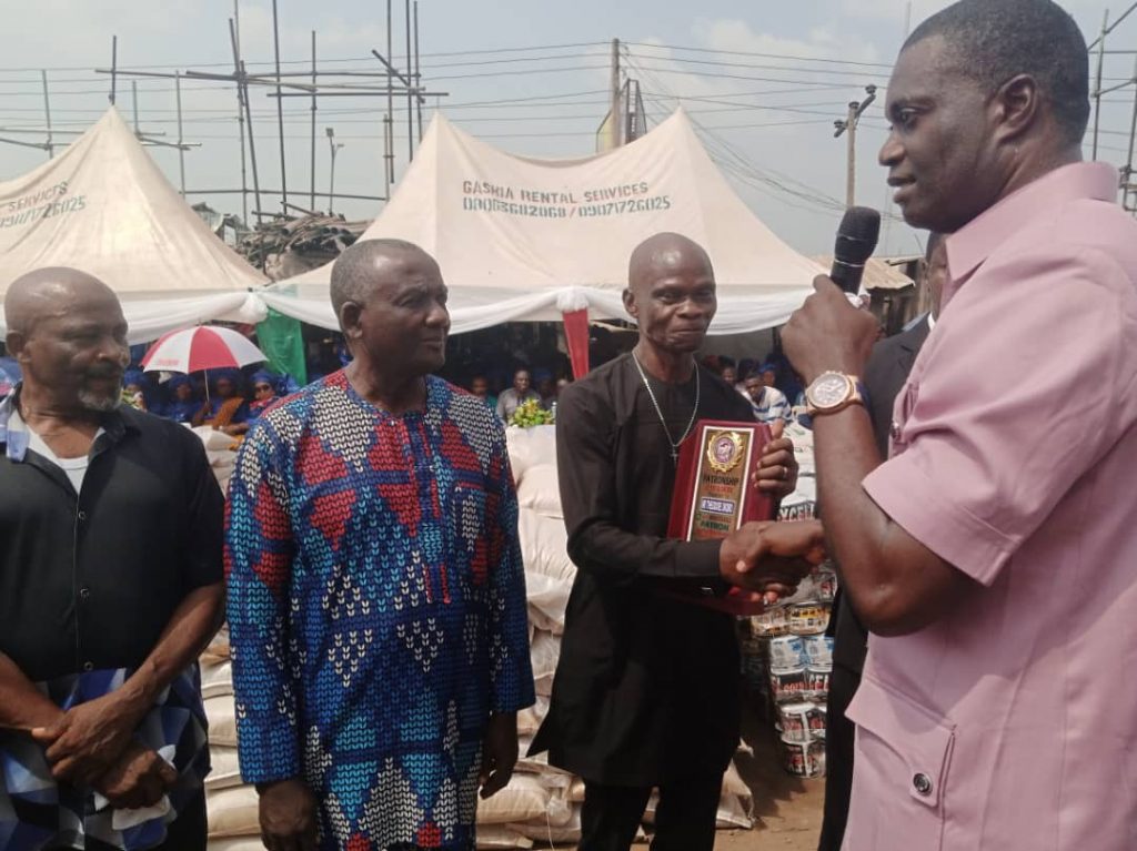 Yuletide : Building Material International Market, Ogidi Empowers 16 Members With N8M, Food, Materials