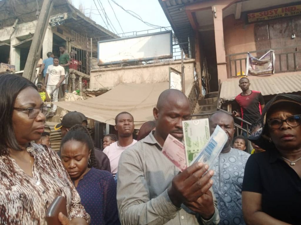 CBN Takes Sensitisation Programme On New Naira Notes To  Traders At Bridge Head Central  Market, Onitsha