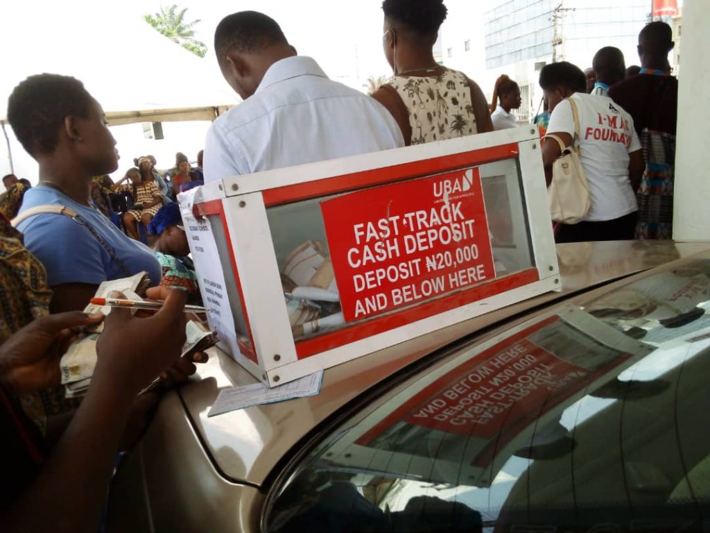 Residents Of Awka, Environs Besiege  Banks As Scarcity Of New Naira Notes Persists