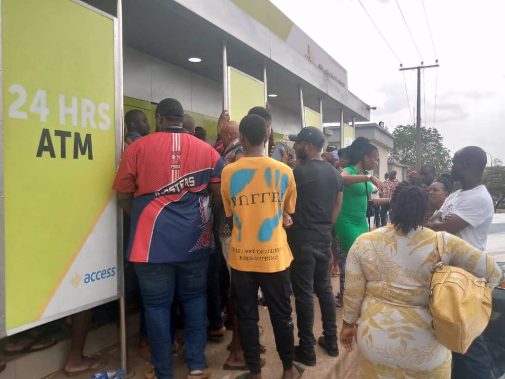 Queues Persist At Banks In Awka After CBN Extends Date For Swapping Old Naira Notes To February 10