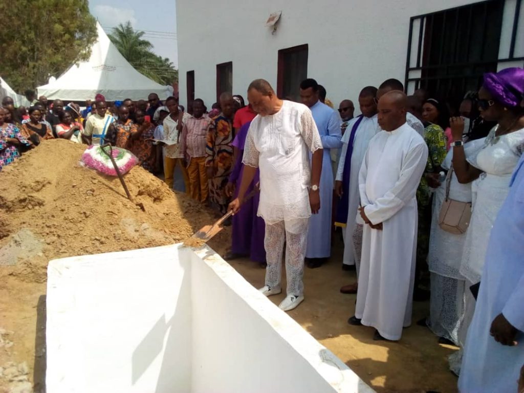 Retired Head Of ABS Onitsha Station, Mbanefo Buries Wife Ngozi In Ogbaru