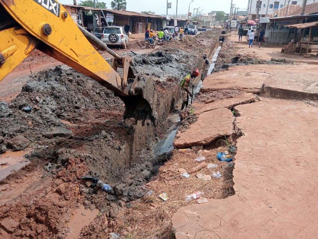 ACTDA Commences Desilting Of Drainage Channels Along Ifite  School Road Awka