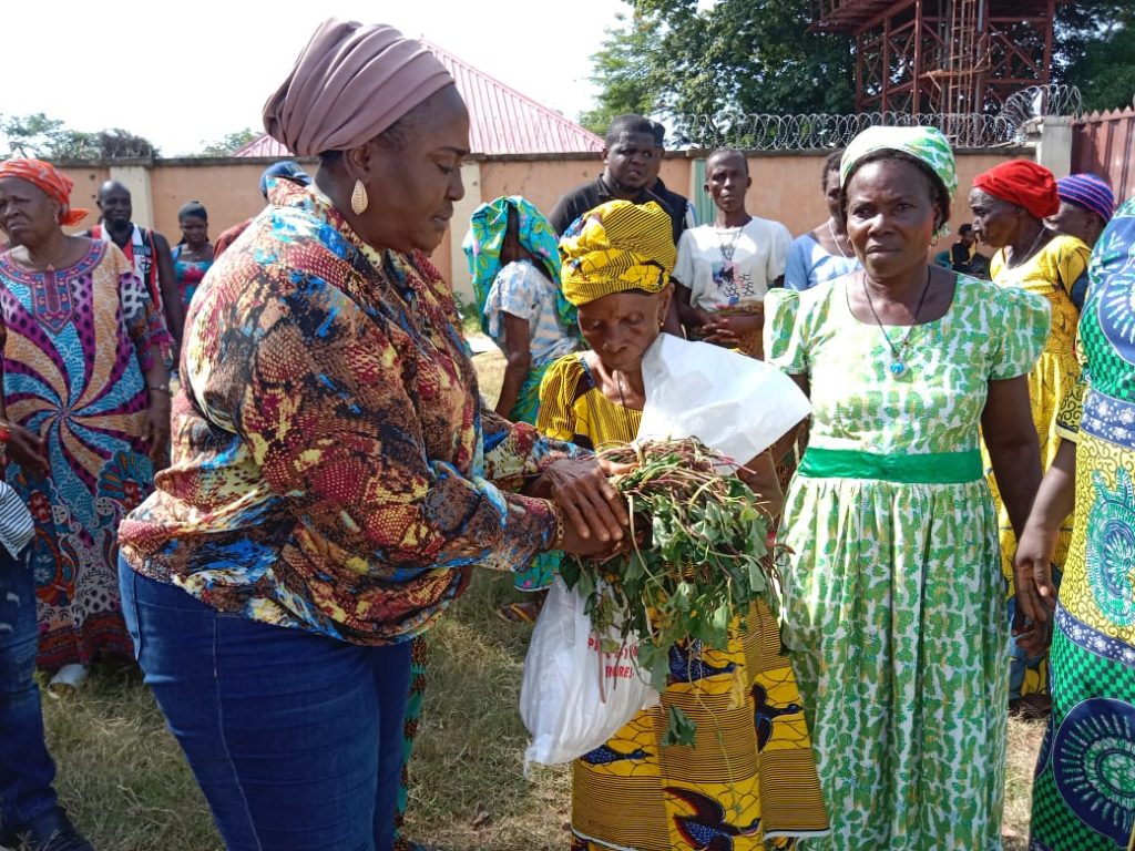 Anambra State Govt, UNICEF Distribute Farm Inputs To Women In Umueze Anam Community