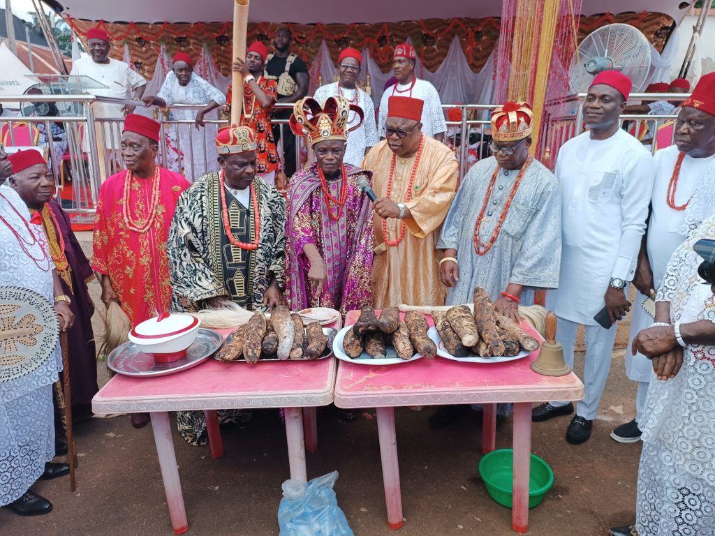 New Yam Festival : Igwe Egwuonwu Of Umuawulu Rewards Farmers, Student For Hard Work