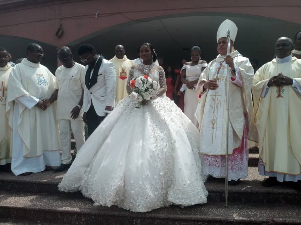 Collins Okelue Of COOU Weds Miss Anastasia Nwazuluahu In Awka