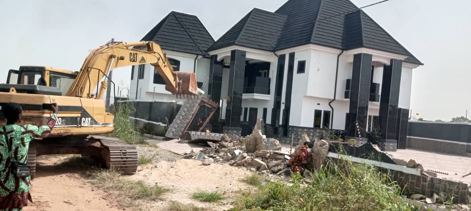 Anambra State Joint Task Force Embarks  On  Demolition Of  Illegal Structures In Onitsha