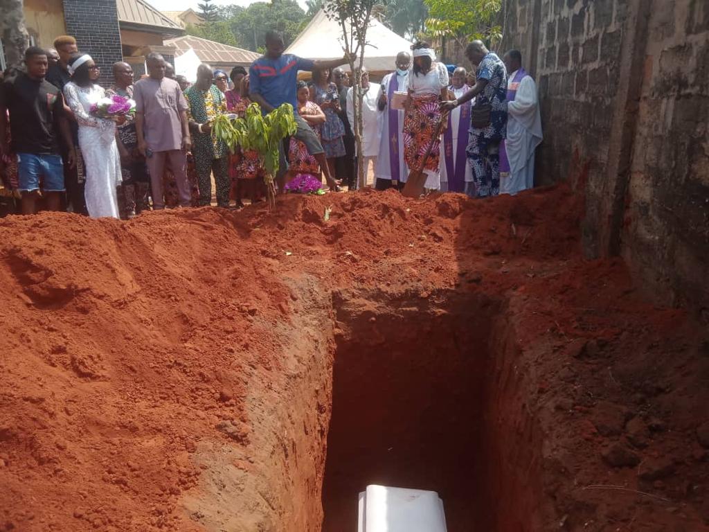 Late Mrs. Nneka Anoliefo Of ABS Buried At Umuoji