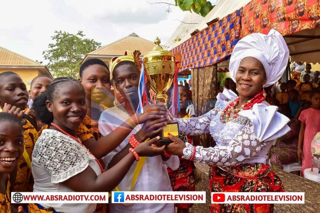 Anambra State Govt Authorizes Principals, Teachers To Seize Phones From Students